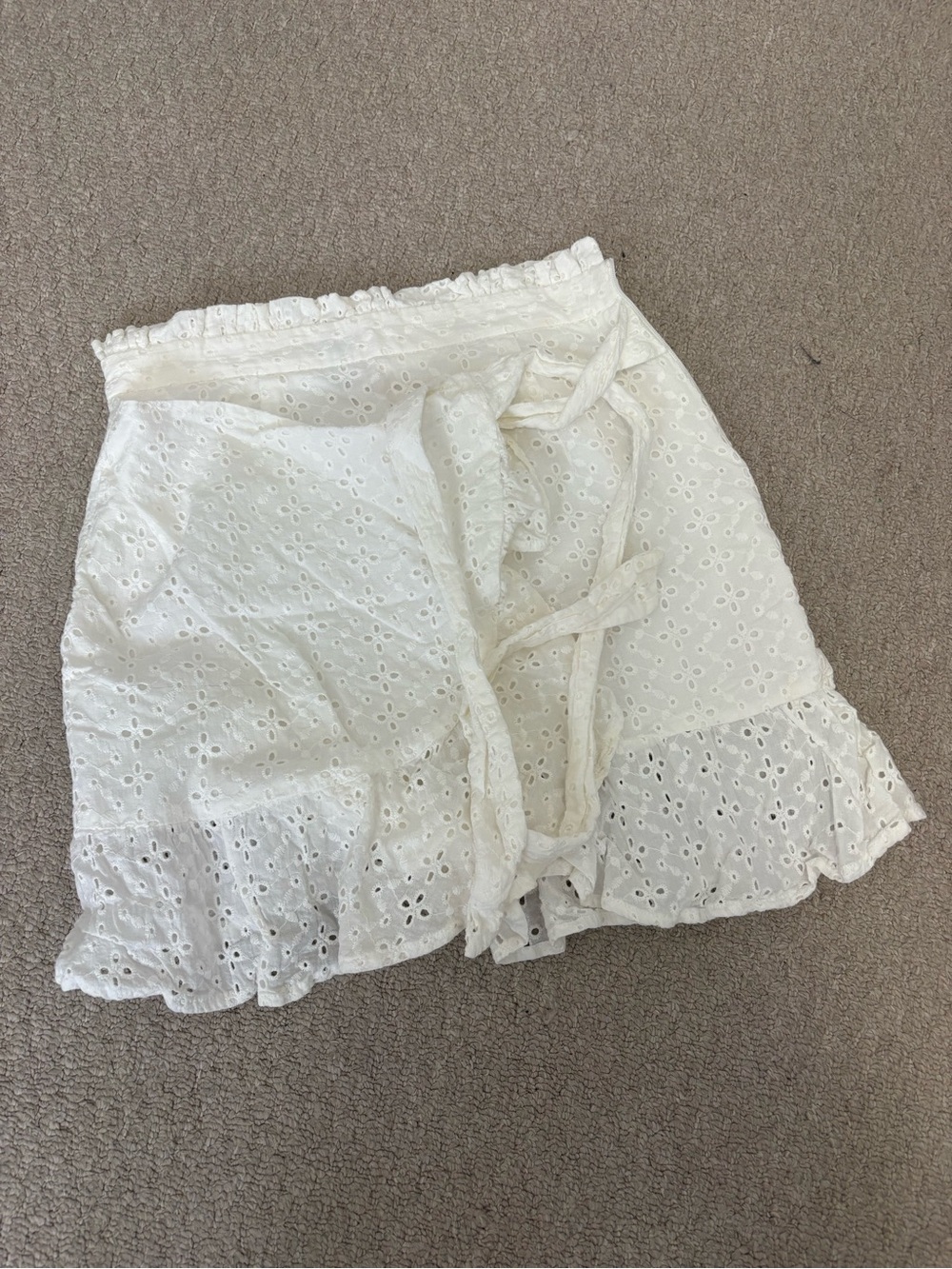 SHEIN White Eyelet Ruffle Waist Mini Skirt
